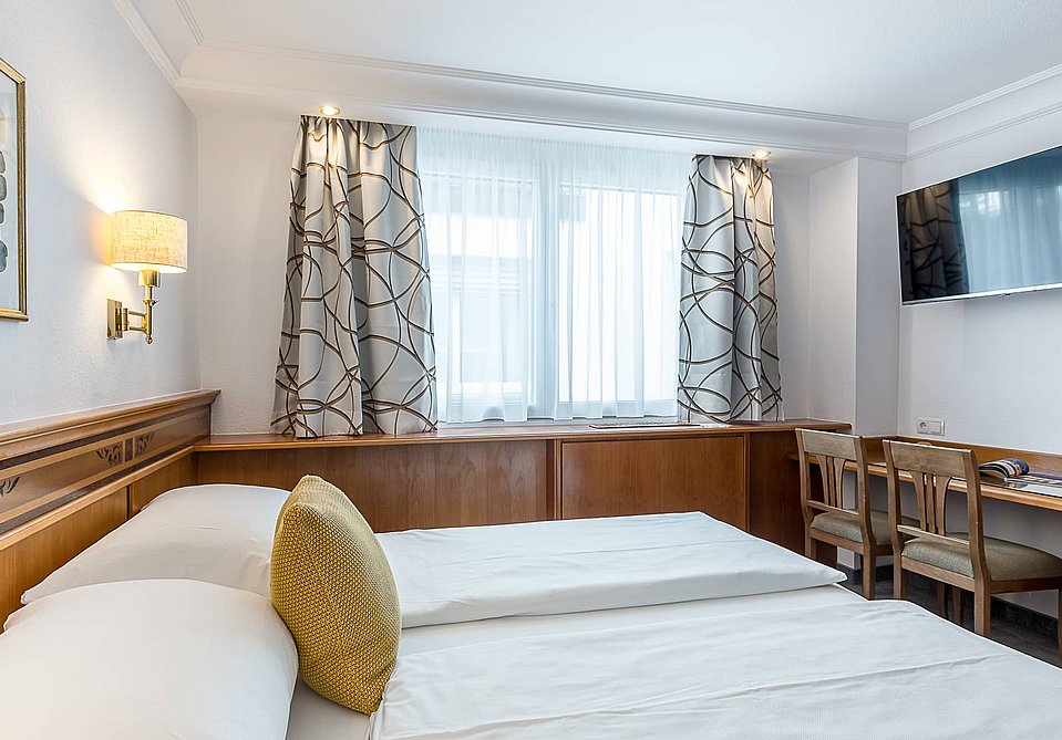 Doppelzimmer Schreibtisch und TV