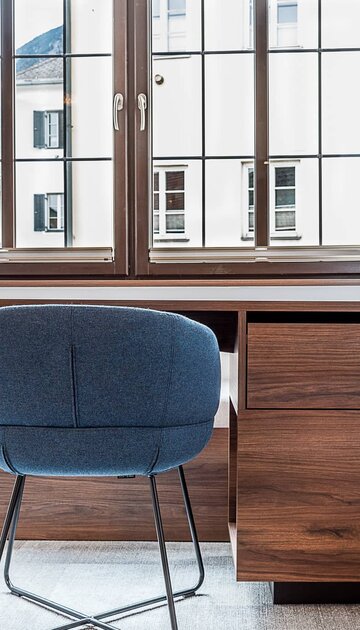 Lounge am Fenster in einem Hotelzimmer