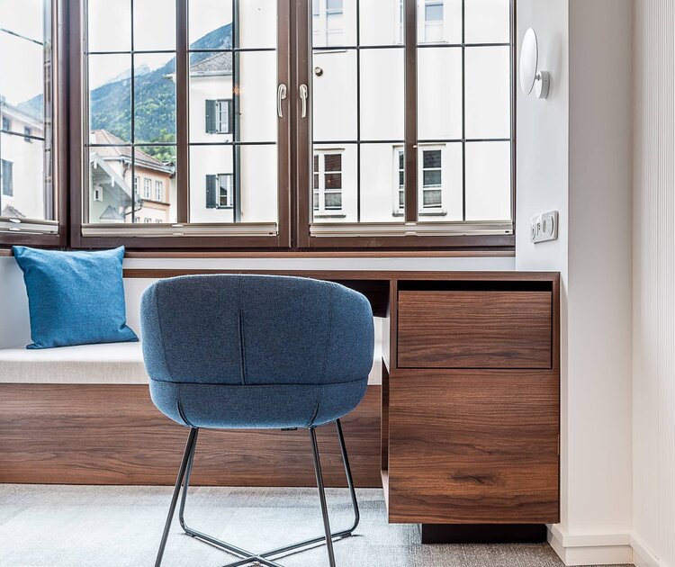 Lounge am Fenster in einem Hotelzimmer