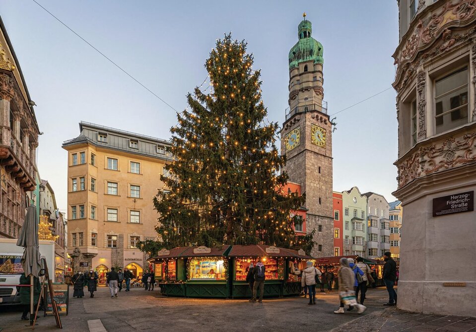 Ein großer Christbaum in der Altstadt.