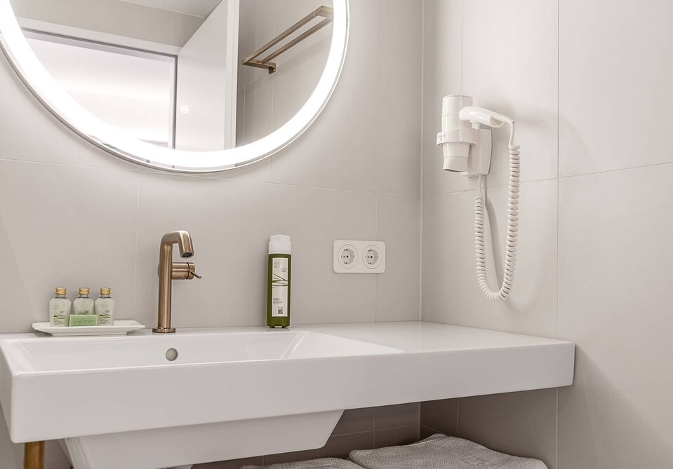 Ein Waschbecken in einem Badezimmer
