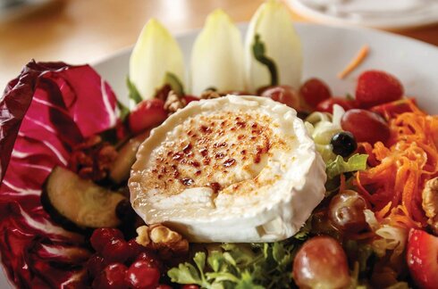 Salatteller mit Gurken Tomaten und Käse