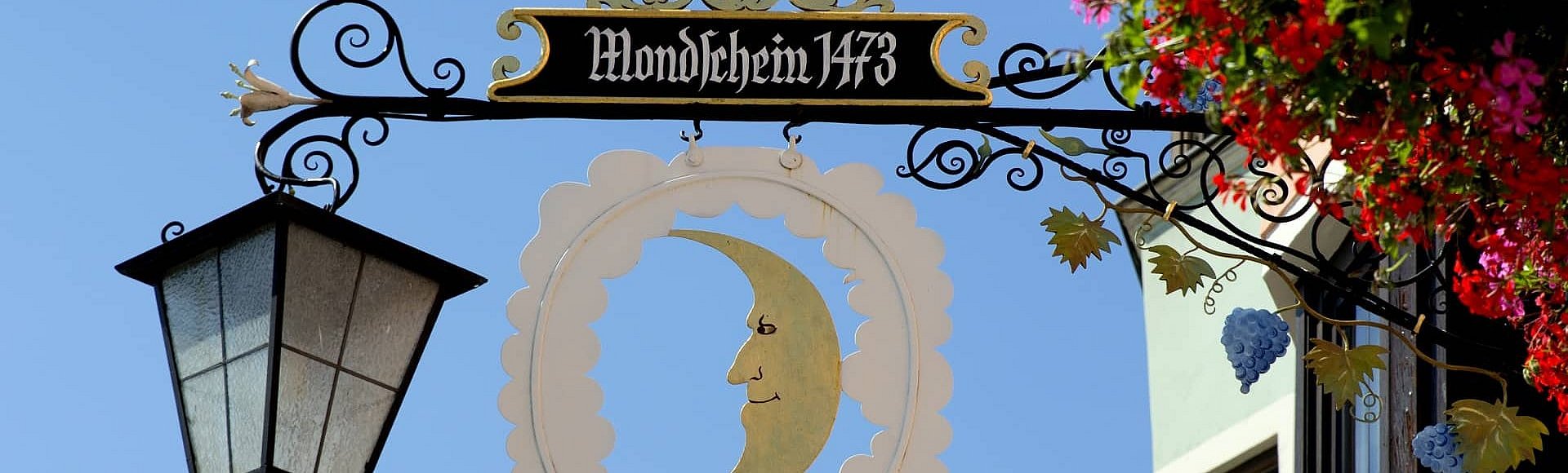 Aussenschild mit der Aufschrift "Mondschein 1473"
